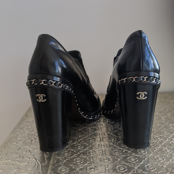 CHANEL patent leather chain-link ankle boot - Picture 11 of 14